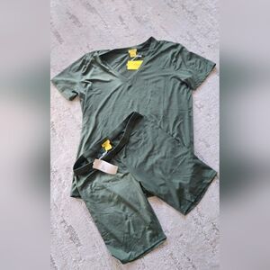 🌻NWT, Daisy Olive V-Neck 2 Piecr Set, Sz. L